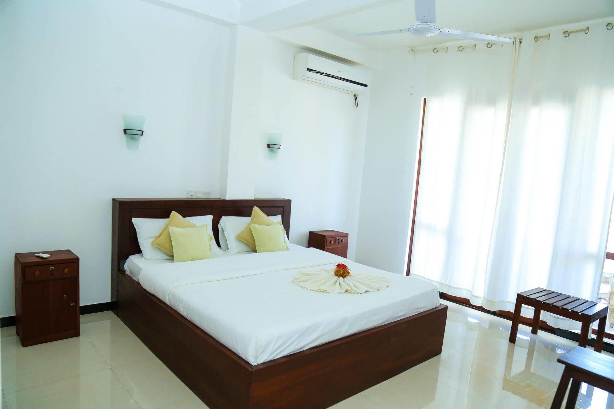 Aurora Hotel Hikkaduwa Exterior photo